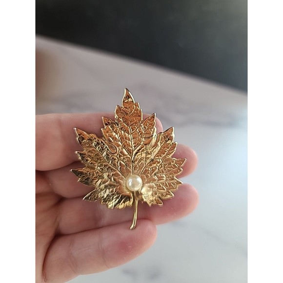 Vintage NAPIER Signed MAPLE LEAF PIN Gold Tone Brooch w/ Faux Pearl - Picture 5 of 10